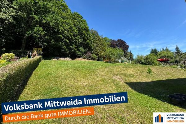 ¡Casa bifamiliar parcialmente renovada, con potencial de ampliación y gran parcela en una ubicación tranquila!