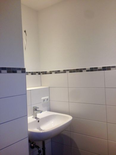 Altstadt-Stadthaus mit Mainblick, Dachterrasse, Mieteinnahmen & Ausbaupotenzial – provisionsfrei – Bad - Wohnung 53 qm