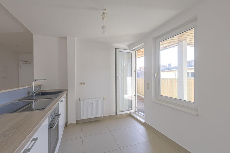 ब्रोकर कमीशन-मुक्त! ऊपरी मंज़िल, 91m², 2 टैरेस, 2.5 कमरे – Küche mit Terrassenzugang