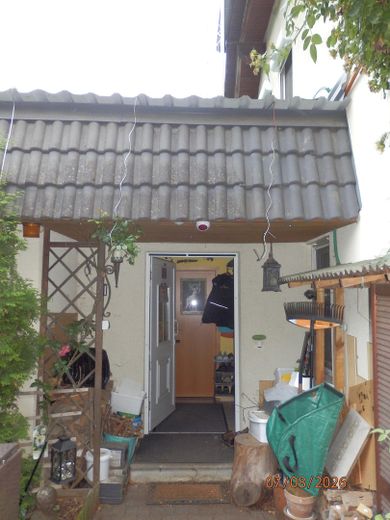 Einfamilienhaus mit Pool & Saunahaus und viel Privatsphäre – Hauseingang