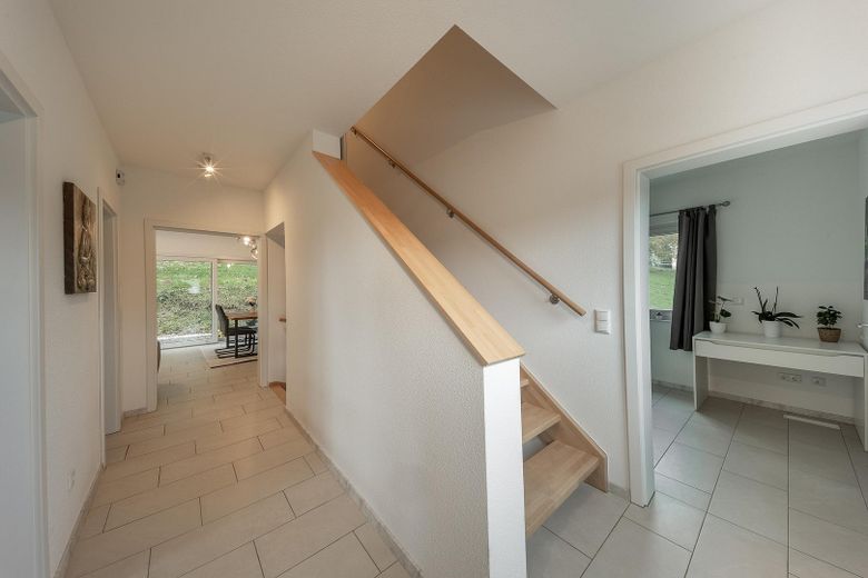 Neuwertiges KfW-55-Einfamilienhaus mit Wintergarten, Weitblick und großem Garten – provisionsfrei – Flur EG