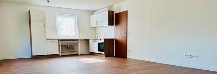 2 Zimmerwohnung - außerhalb von Stadt – Wohnbereich mit Küchenzeile