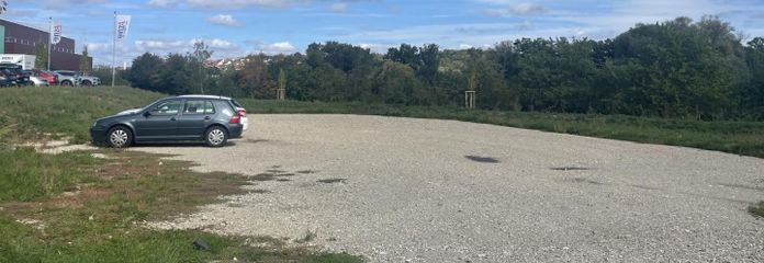 Outdoor area 1,211m² – 780m² gravelled – Zufahrt von Straße