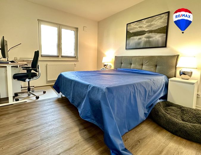 Leben wo andere Urlaub machen Bungalow direkt am See mit Solarenergie – Schlafzimmer mit Blick in den Garten