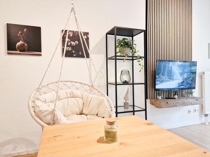 Top Lage! Helle 1 Zimmerwohnung mitten in Darmstadt. Vollmöbliert mit Highspeed Internet. – Wohnzimmer/ Essbereich