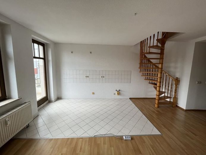 Helle und vermietete Maisonette DG 2-Zi. mit Balkon, Aufzug, Laminat, Wanne und Dusche in Bestlage * – offene Küche