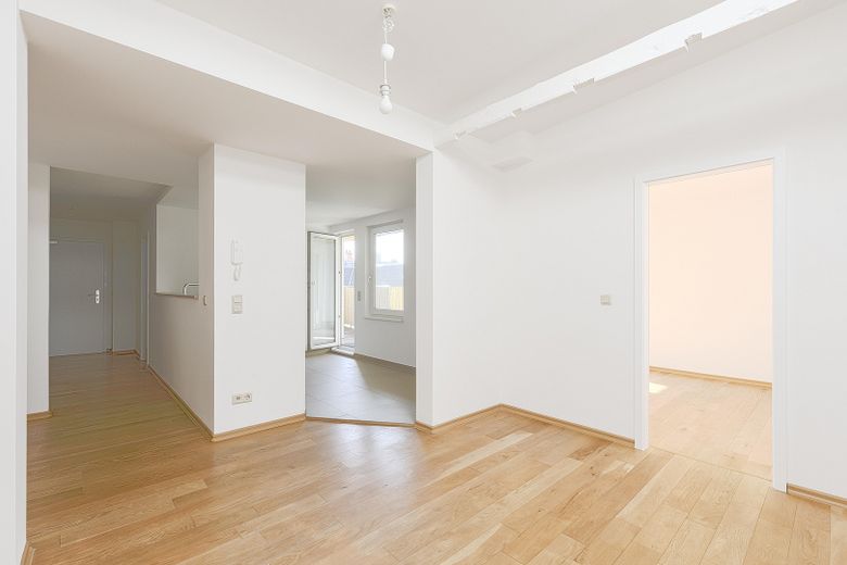 ब्रोकर कमीशन-मुक्त! ऊपरी मंज़िल, 91m², 2 टैरेस, 2.5 कमरे – ca. 16m² große Diele
