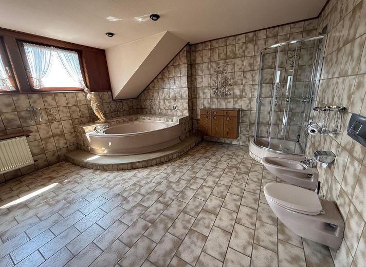 Viel Raum zum Leben: Riesige Landhausvilla in Neuhof/Fulda! – Masterbad mit WC und Bidet