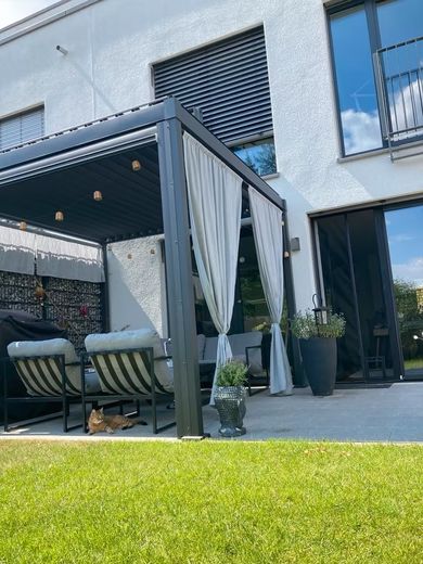 August Provisionsfrei! Stadthaus 5 Zi., 2 Bäder, 2 Dachterrassen, 2 TG – Energie A, Bezug Dez. – Garten