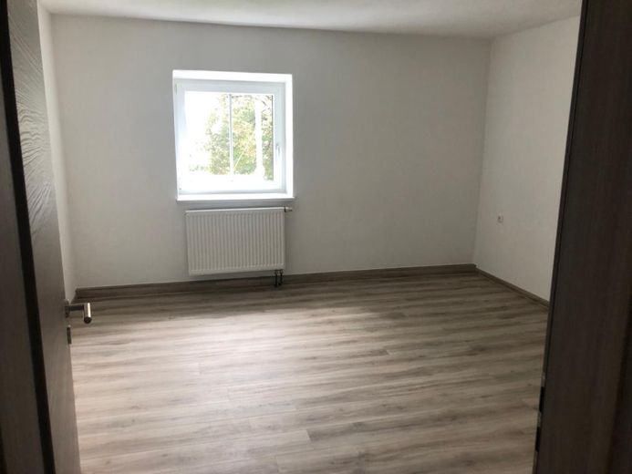 Lichtdurchflutete und neu renovierte 3,5-Zimmer Wohnung mit Terrasse und EBK - Nr. 4 – Zimmer