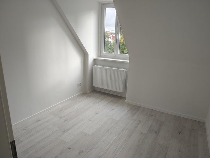 Première occupation après rénovation ! Appartement de 3 pièces avec balcon, dans un très bon emplacement central – Zimmer 1