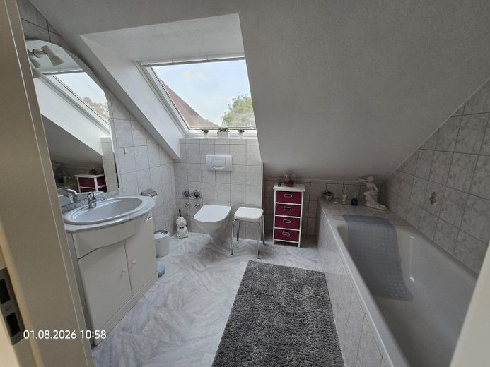 Casa unifamiliar bien cuidada con luminoso apartamento abuhardillado – Foto 10