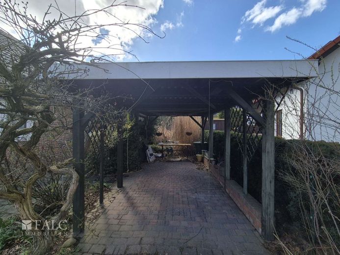 Möblierte 4-Raum-Wohnung min. für 12 Monate mit Garten - FALC Immobilien – Carport