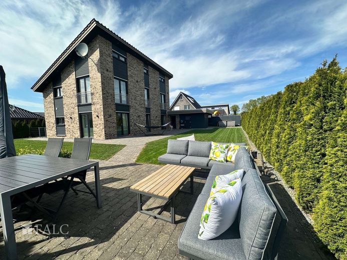 Top modernes Einfamilienhaus in herrlicher Feldrandlage von Himmelpforten – Blick von der Terrasse auf das Haus