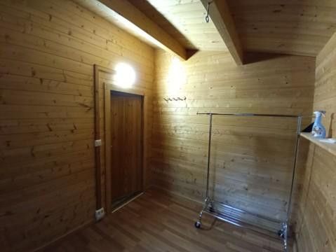 Ruhig, sicher und abseits von einer Stadt: Holzhaus Luxuslage im Wald eingebettet zwischen 3 Seen – Schlafzimmer