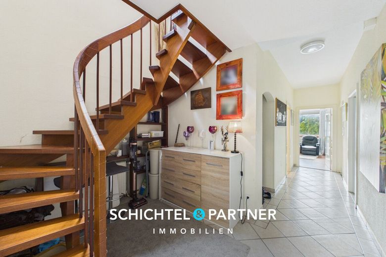 Huchting | Freistehendes Ein- Zweifamilienhaus mit großem Grundstück – S&amp;P | Flur