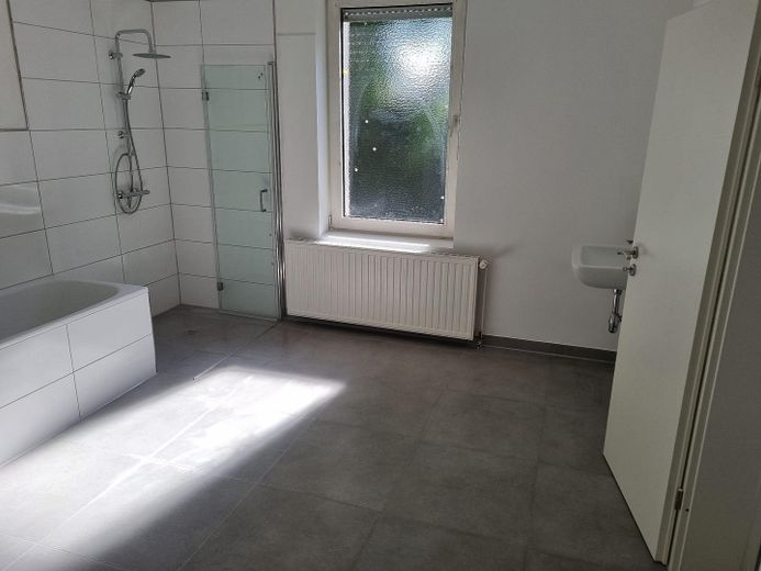 Dusche und Badewanne