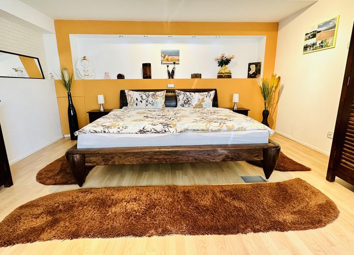 NEU! Ikonische, lichtdurchflutete Landhaus Villa mit Einliegerwohnung & mögl. Grundstkserweiterung – Schlafzimmer Ferienwohnung