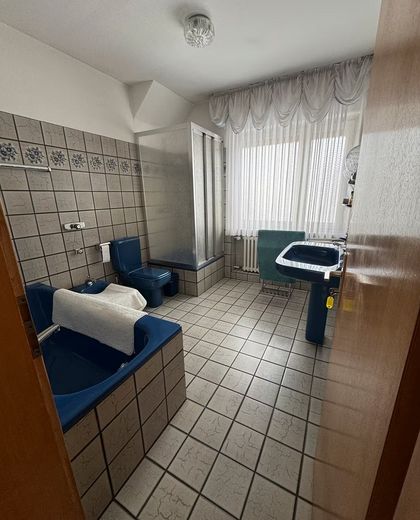 Großzügiges Mehrfamilienhaus mit Sauna in Nentershausen-Süß – Bad 2. Etage