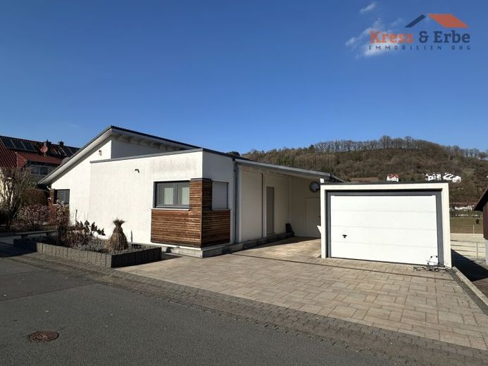 Moderner Bungalow mit Pool, Sauna & großem Garten in Herolz – Foto 1