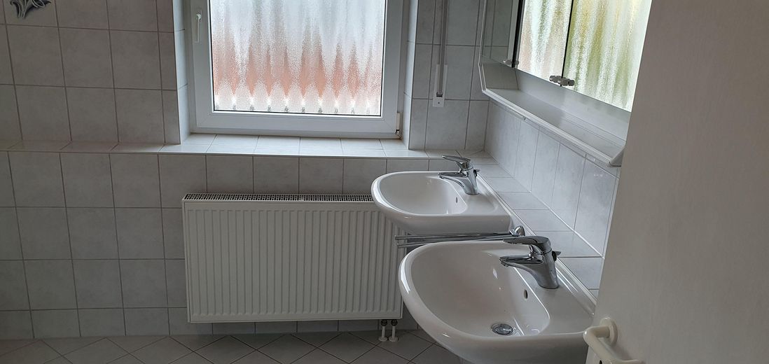 28 OG Bad; Wanne;Dusche;WC;