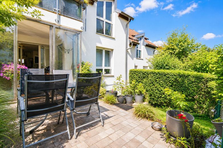 Süße Maisonette, eigener Eingang, mit Gärtchen und 2 Stellplätzen – Terrasse