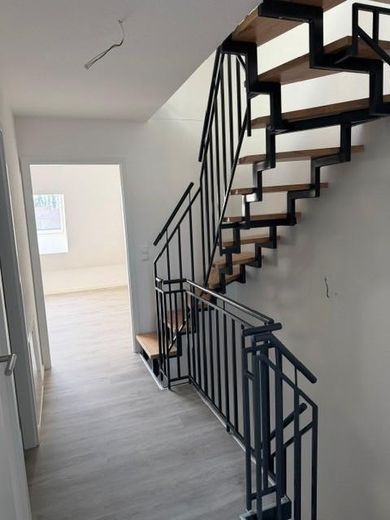 NEUBAU-Erstbezug - Nur 5 Minuten bis zur Bahn!!! – Treppe OG-DG