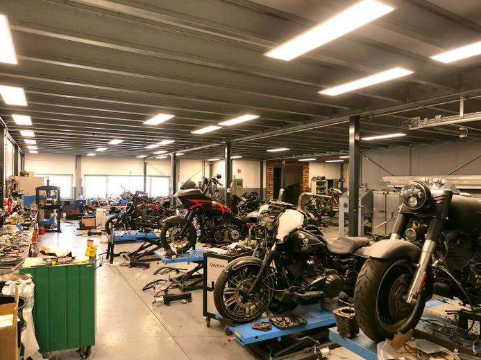 Mögliche Padel Ball Halle direkt vom Eigentümer zum Kauf oder Vermietung – Halle / Motorradwerkstatt