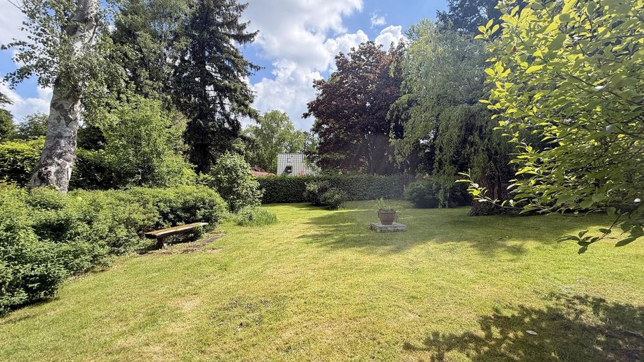 Attraente casa bifamiliare di nuova costruzione in posizione tranquilla e immersa nel verde a Niendorf – Das Grundstück
