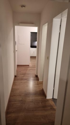 Stylish living above the rooftops of Coburg – modern 1.5-room apartment in Hahnweg – Flur in Richtung Küche
