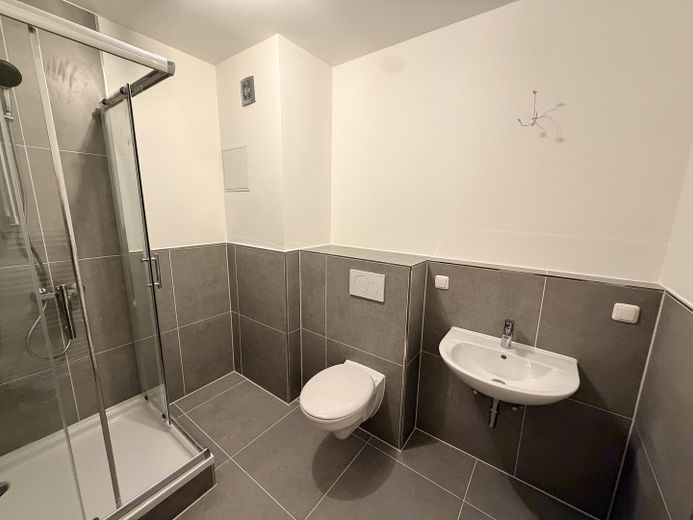 Helle 2-Zimmer-Wohnung, neues Bad, neue Küche, U-Bahn-nähe – Badezimmer (vollständig neu)
