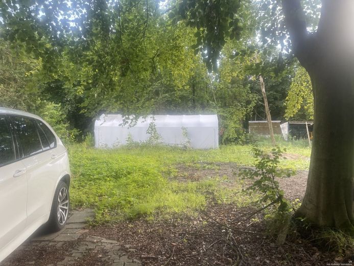 Investoren aufgepasst: Exklusive Kapitalanlage in Quickborn -MFH mit 4.386 m² Grundstück – Grenze linke Seite Sicht vom Stellplatz
