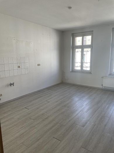 Helle, großzügige 3-Zimmer-Wohnung mit Balkon, Aufzug und Hofstellplatz in Leipzig-Volkmarsdorf – Wohnküche