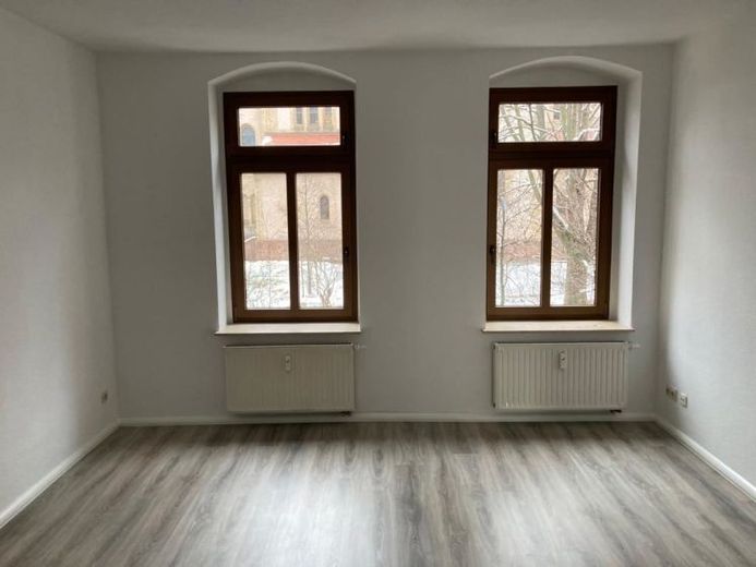 Gezellige 3-kamerwoning met laminaat, balkon en badkamer met ligbad op een centrale locatie! Inbouwkeuken mogelijk! – Foto 1