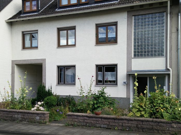 Piso de 3 habitaciones con balcón orientado al sur y jardín en una zona tranquila de Neuwied-Feldkirchen – Frontansicht des Hauses