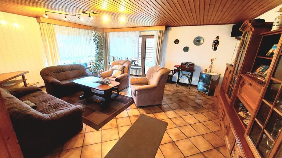 Großzügiges Einfamilienhaus mit ca. 225 m² Wohnfläche, Garten &amp; sehr günstigem Erbbauzins – Wohnzimmer
