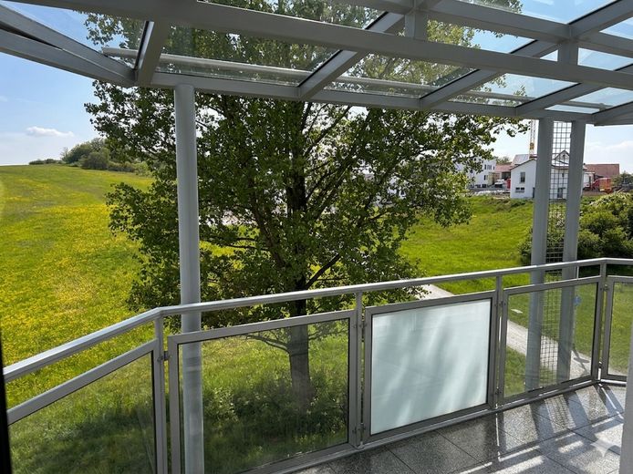 Einfach einziehen und wohlfühlen – hochwertig sanierte 3,5-Zimmer-Wohnung – Überdachte Terrasse mit Blick