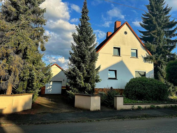Wohnensemble aus zwei verbundenen Hausteilen – 244 m² Wohnfläche, Wintergarten & Sauna – Front