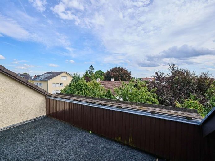 Sonne & Weitblick in Straubing: Ihre 2-Zimmer-DG-Wohnung mit 14 m² Terrasse und Garage – Foto 1
