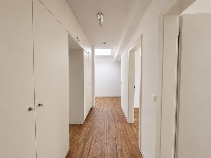 Jasne mieszkanie penthouse w centrum Lingen z dużym tarasem na dachu – Flur