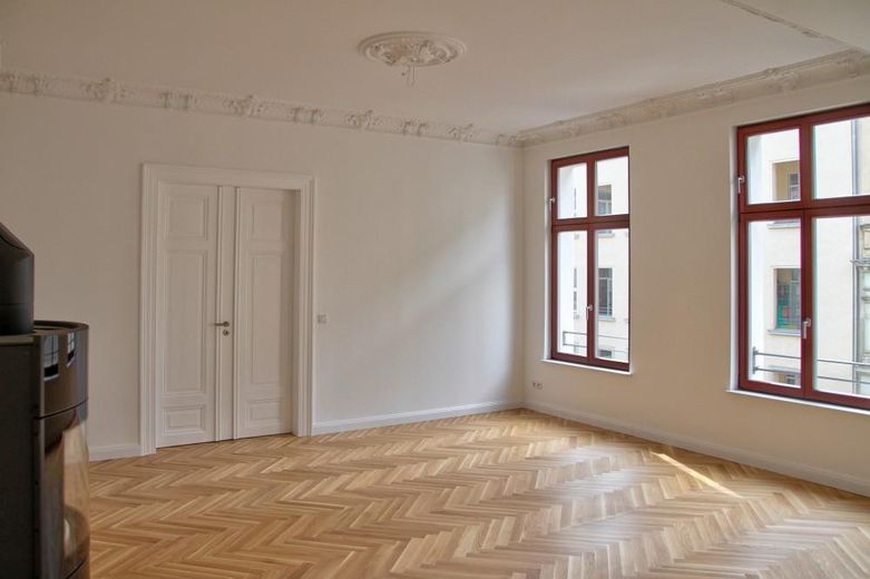 Luxus 3-Zimmer-Wohnung mit Einbauküche, Kamin und großem Balkon – Foto 1