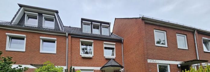 Casa adosada intermedia bien cuidada con jardín bien mantenido, acogedor invernadero, caseta de jardín y garaje