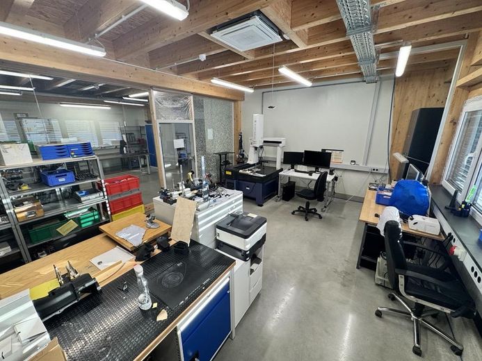 Komplett ausgestattete CNC-Fertigung – sofort produktionsbereit (Plug & Produce) – Messraum (optional nutzbar)