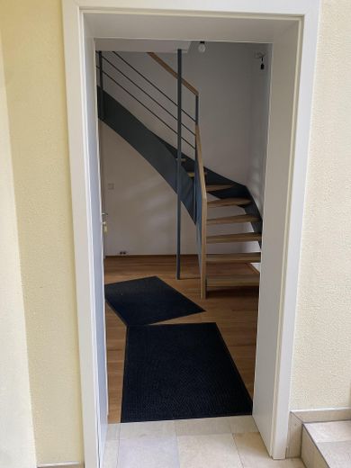 Erstbezug nach hochwertiger Sanierung – schönes Mittelhaus mit Terrasse & Talblick & Carport – Treppe Flur EG