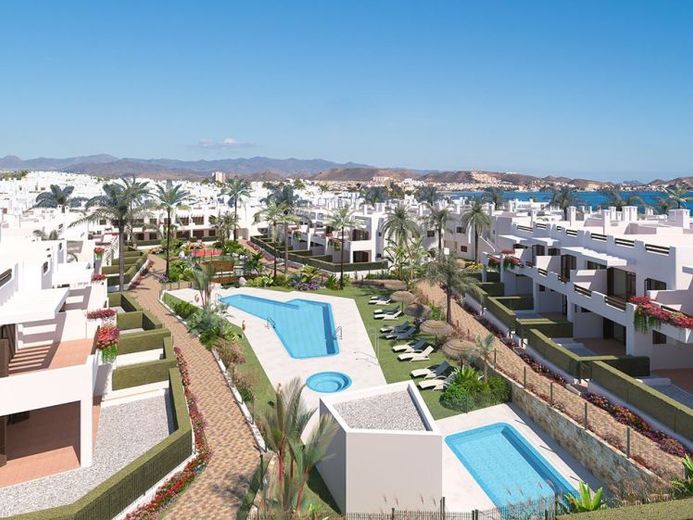Obergeschoss-Wohnungen mit 3 Schlafzimmern, 1 Bädern, Dachterrasse, Tiefgaragenstellplatz und Gemeinschaftspool in erster Linie am Strand – Foto 1