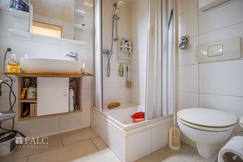 Simply the best ! - 1-Zimmer-Kapitalanlage mit Aufzug und Tiefgarage ! – Modernes Badezimmer