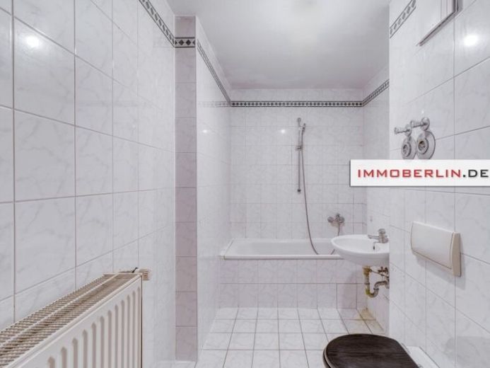 IMMOBERLIN.DE - Lichtdurchflutete Wohnung mit Südloggia & Pkw-Stellplatz in Köpenicker Spreenähe – Foto 1