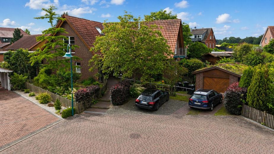 Ökologisches Architektenhaus mit Charakter - Wohnen im Einklang mit der Natur – Ansicht Zufahrt