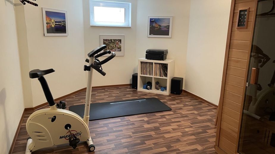 EXKLUSIVES EINFAMILIENHAUS IN RUHIGER UND GRÜNER LAGE VON BÜHLAU – Fitnessraum