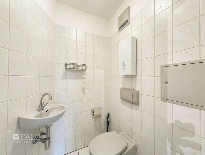 Licht, Raum und Galerie: Stilvolle Maisonette-Wohnung mit Westbalkon! – Badezimmer
